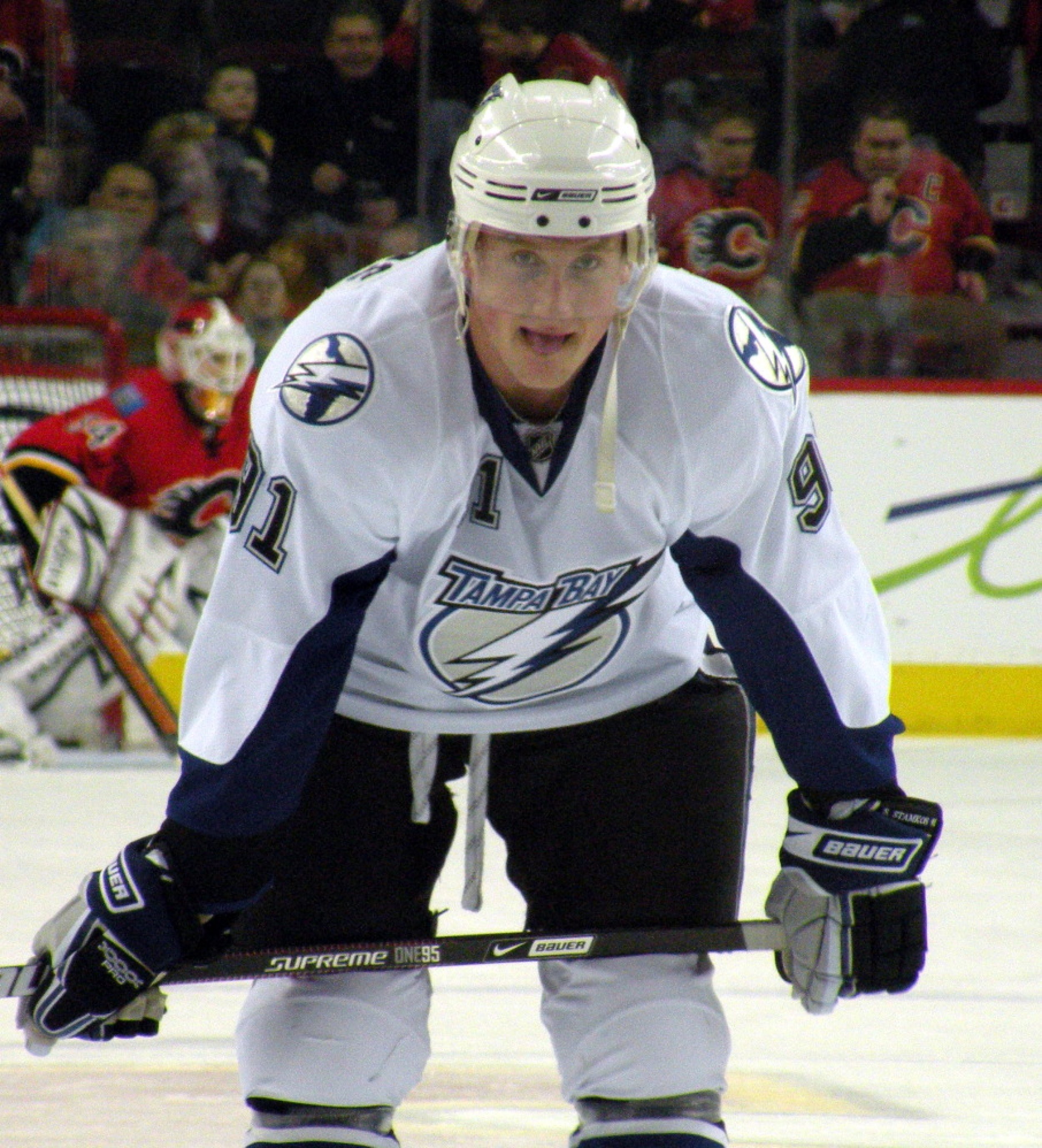 Steven Stamkos Leg Injury: Tampa Bay Lightning Star Taken Off Ice On ...