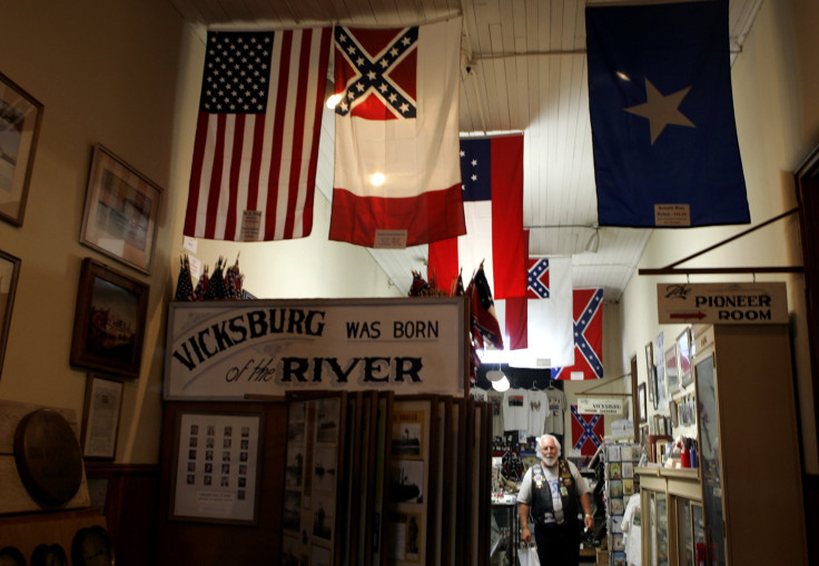 US and Confederate flags