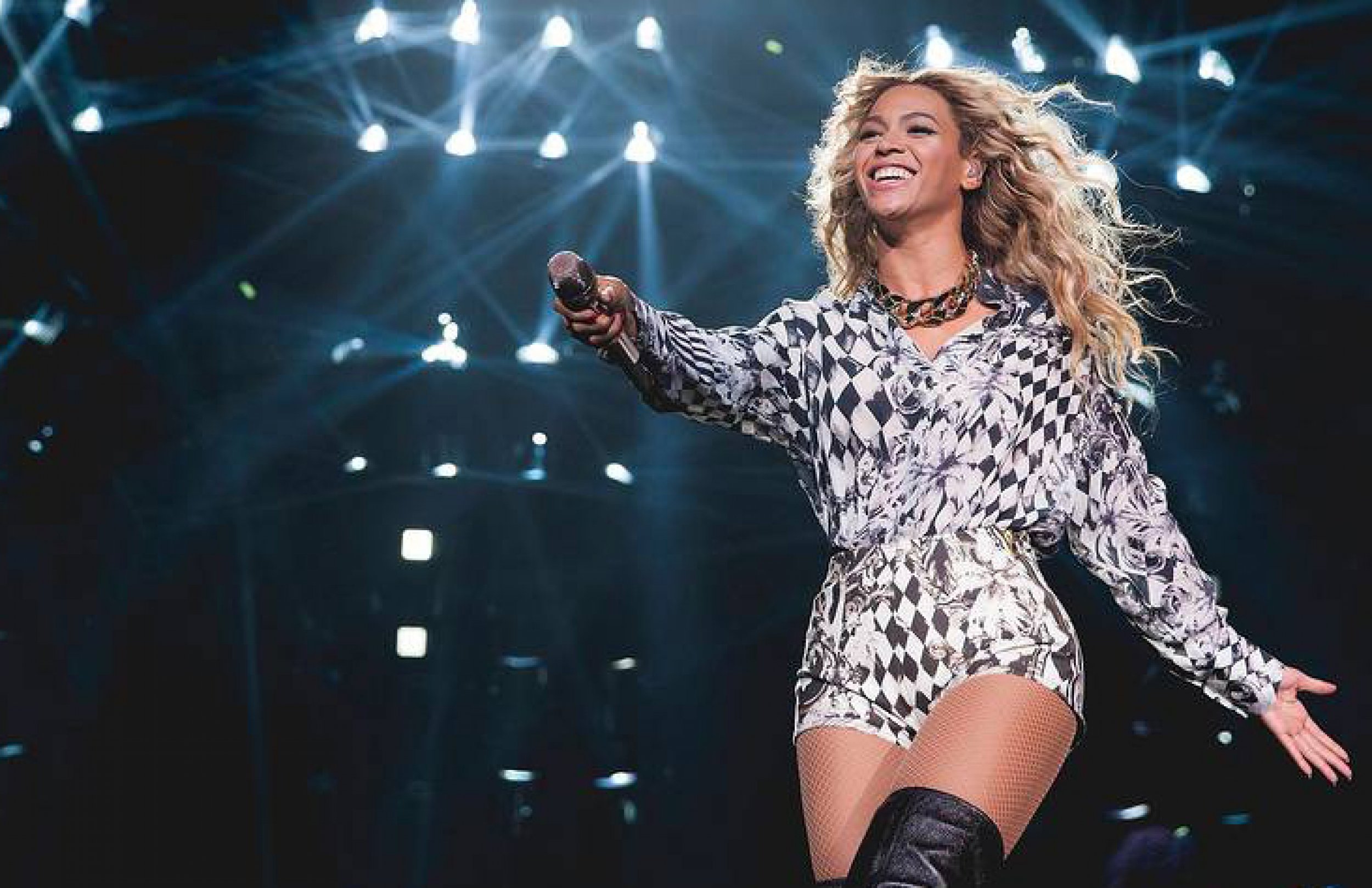 Beyoncé 'XO' Live Singer Performs New Song For First Time At Chicago