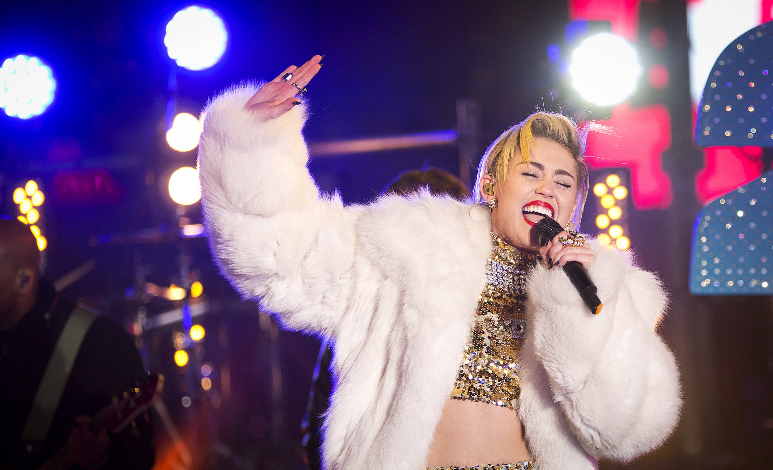 Miley Cyrus Will Perform On Mtv Unplugged On Jan 29 Tweets Weird Photo In False Teeth Ibtimes