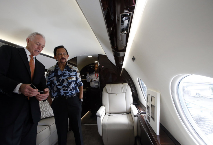 The Sultan of Brunei talks with Gulfstream's Regional Senior Vice President