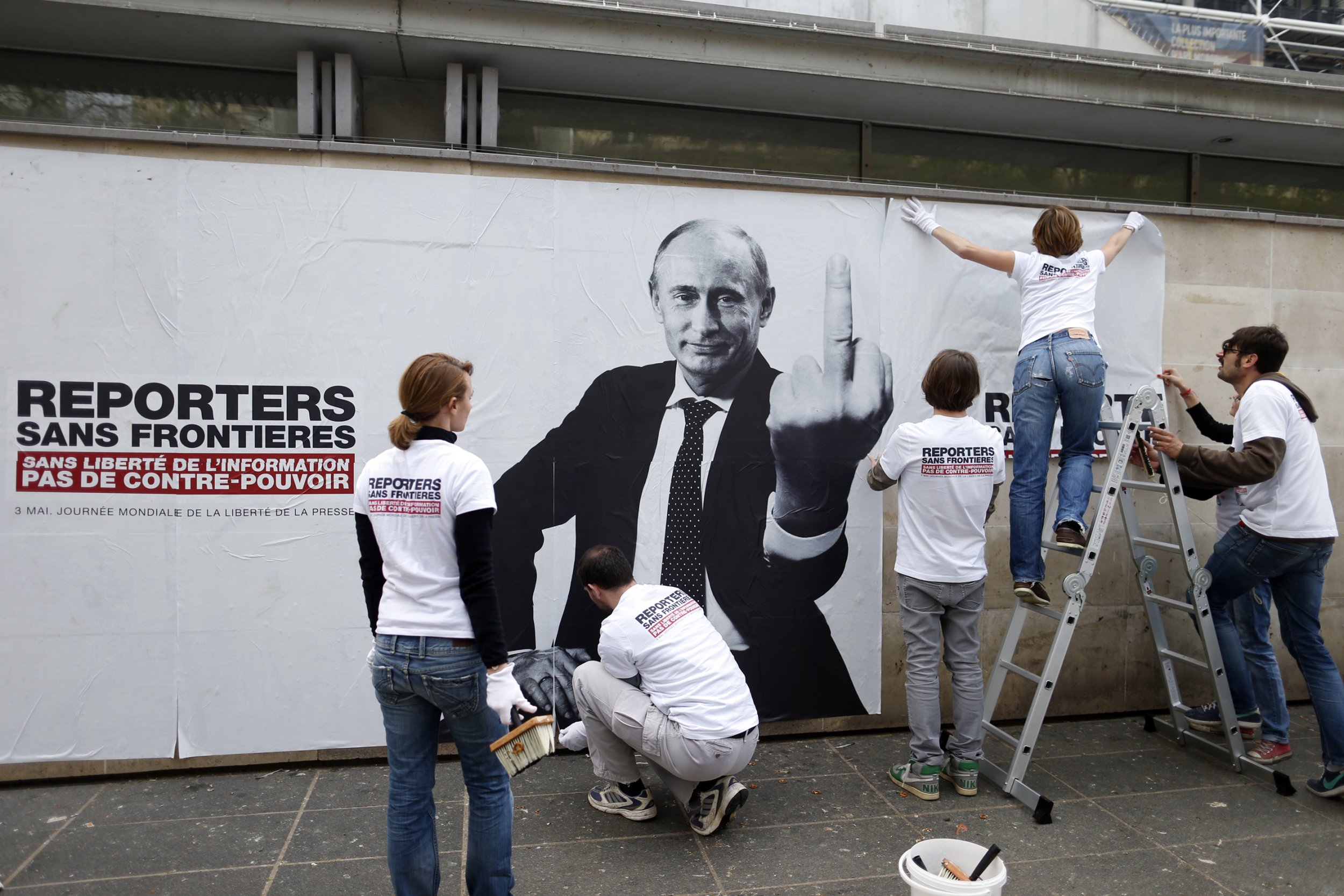 Нко репортеры без границ. Репортёры без границ - Reporters Sans frontières. Путин с табличкой в руках. Асад и Путин баннер. Бояков хутин Пуй.