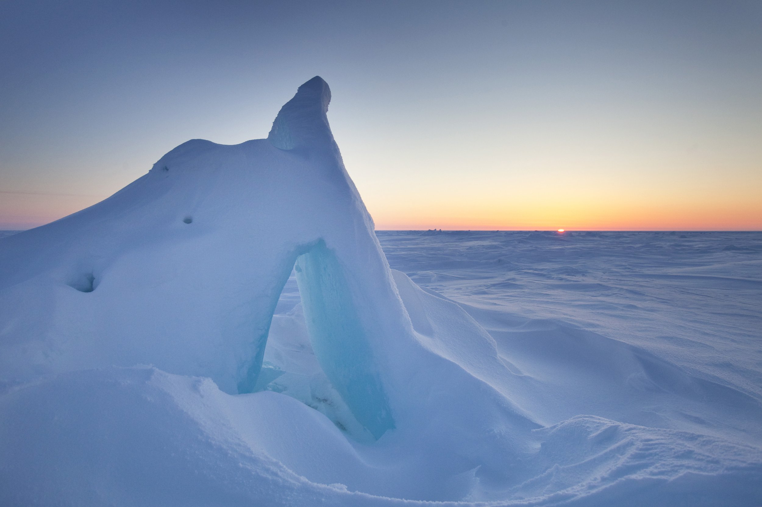 Arctic pole. Полярная Арктическая пустыня. Экспедиция в зоне арктических пустынь. Арктическая пустыня Экспедиция. Северный полюс Арктика.