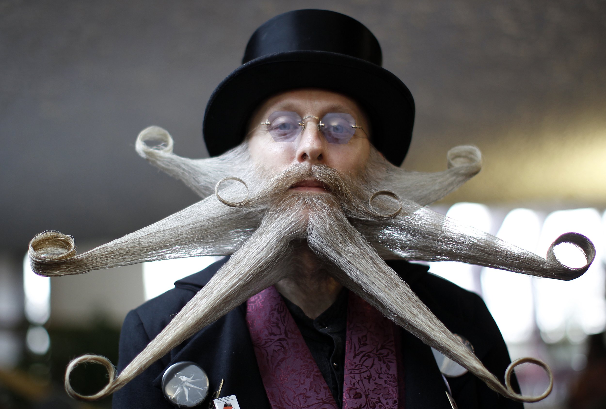 Strange picture. Самые необычные бороды в мире. Необычные усы. Ученый с усами. Усы с бородой.