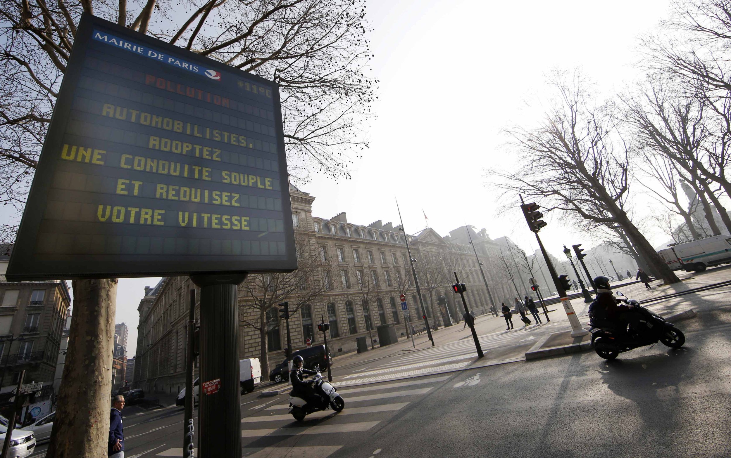 Paris Pollution March 14 Info Sign
