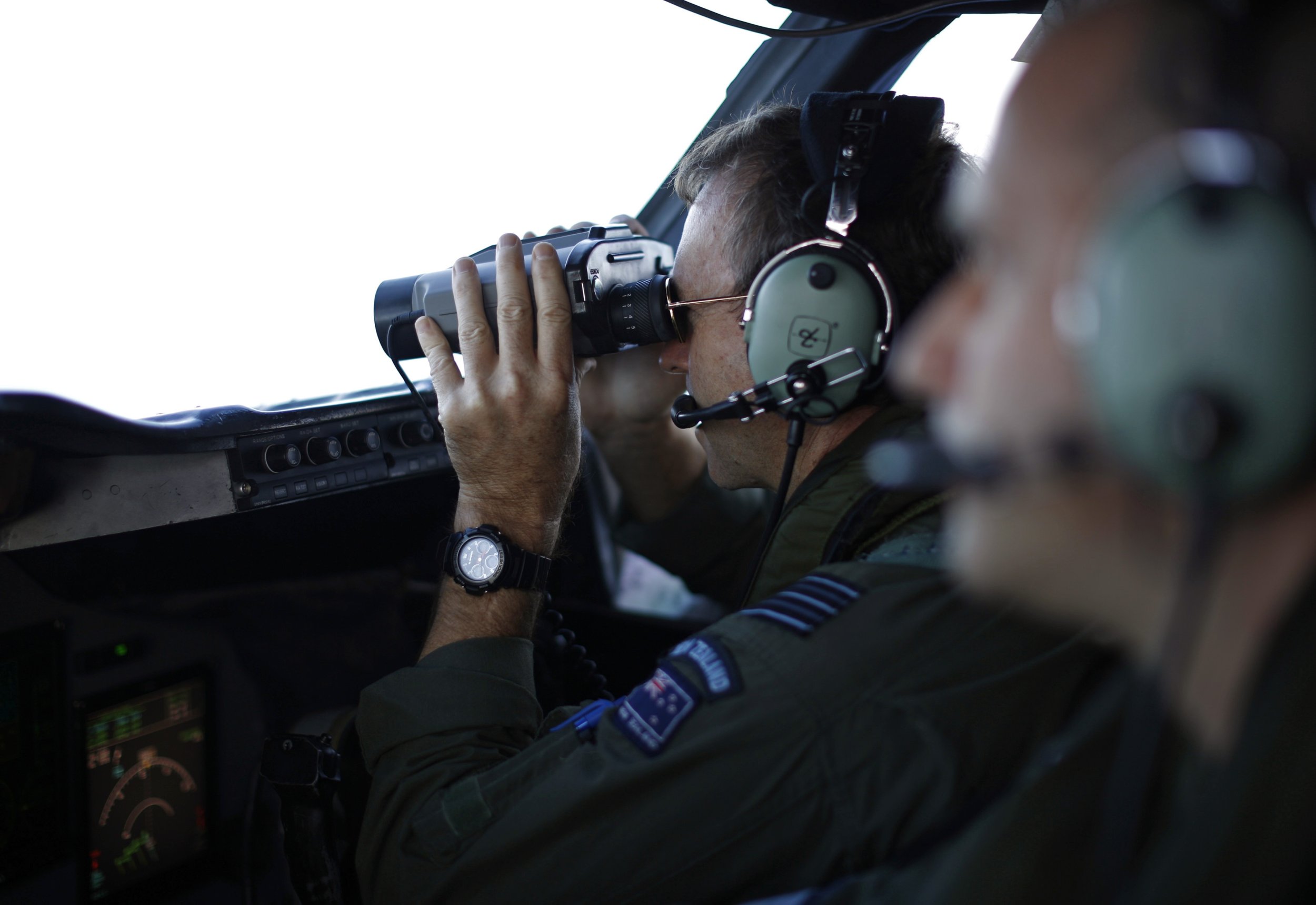 MH370 search binoculars March 29