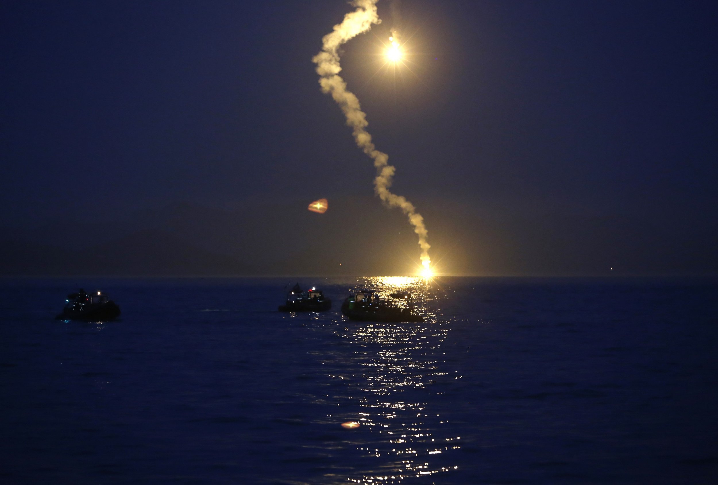Korean Ferry Sinks - Rescue Efforts Night