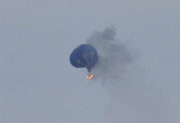  A hot air balloon on fire is pictured north of Richmond, Virginia, May 9, 2014, in this handout photo courtesy of Lynn Shultz. Credit: REUTERS/Lynn Shultz/Handout via Reuters