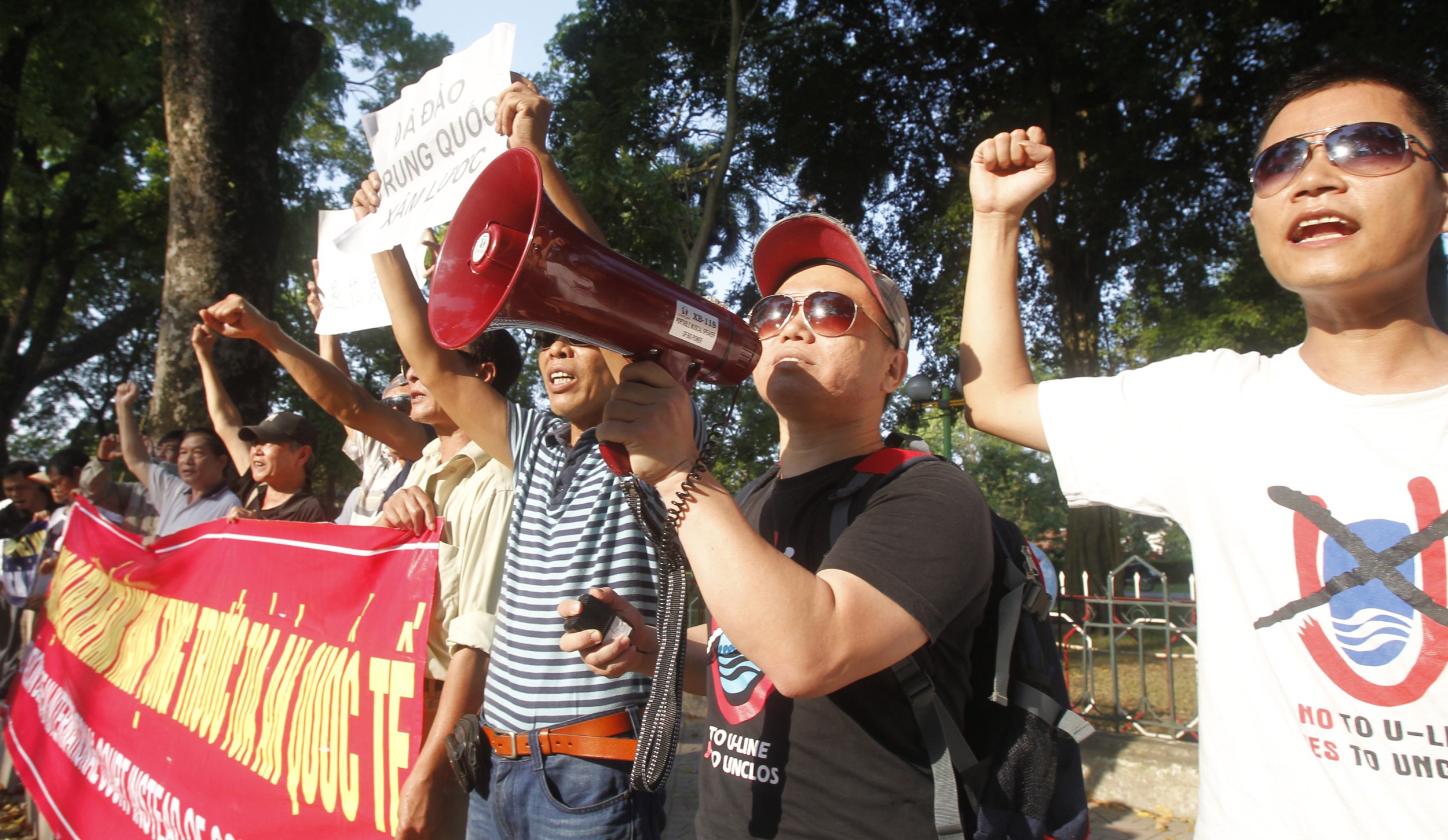 Anti-China Protesters In Vietnam Burn Factories Over China Oil Rig In ...