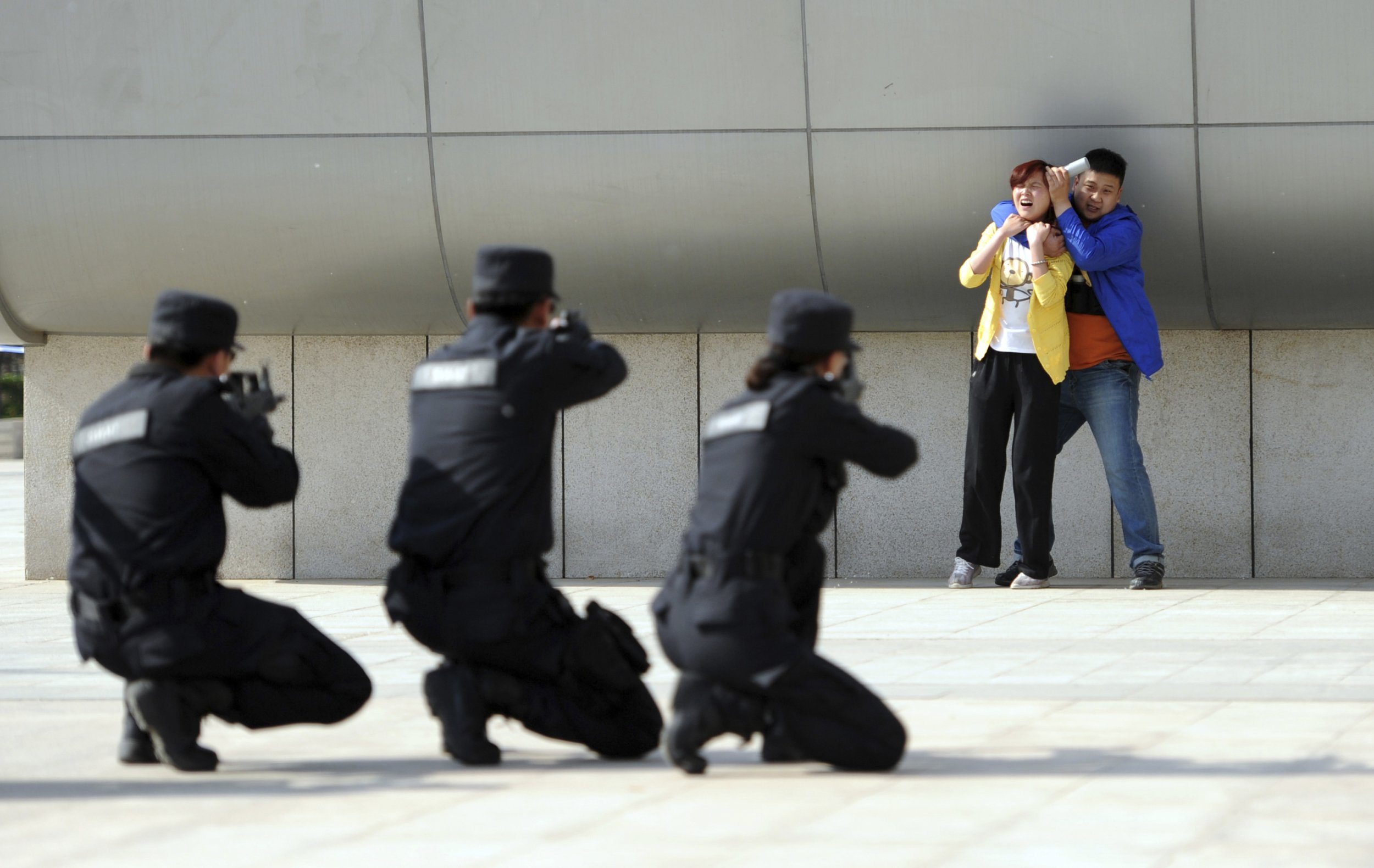 Борьбы с захватом заложников. Китаянки полицейские расстреливают. Полиция и террористы. Полицейский освобождает заложников.