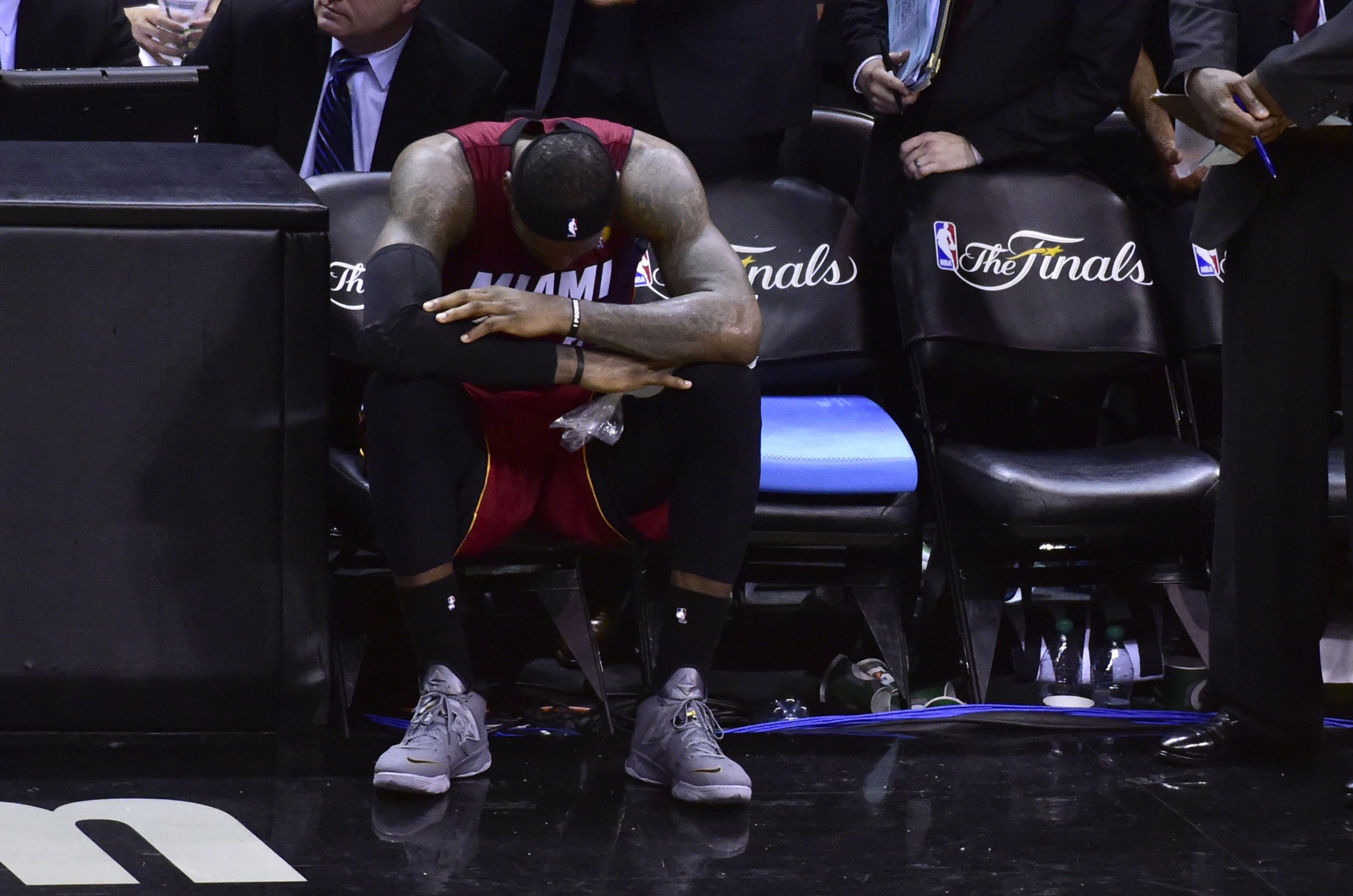 Lebron James Injury 2014 Nba Finals Has Heat In Danger Of Dropping Both Games In San Antonio