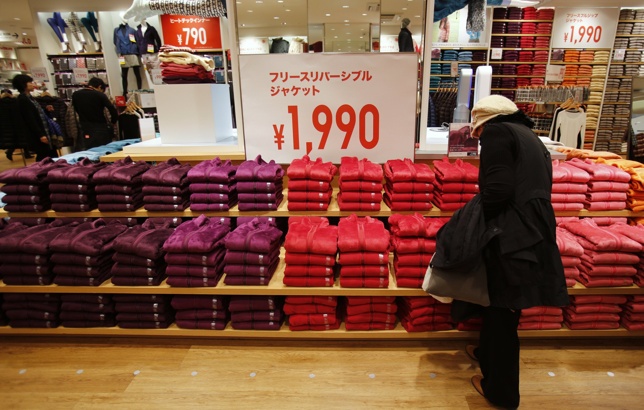 Uniqlo: Fashion giant to raise pay in Japan by up to 40% - BBC News