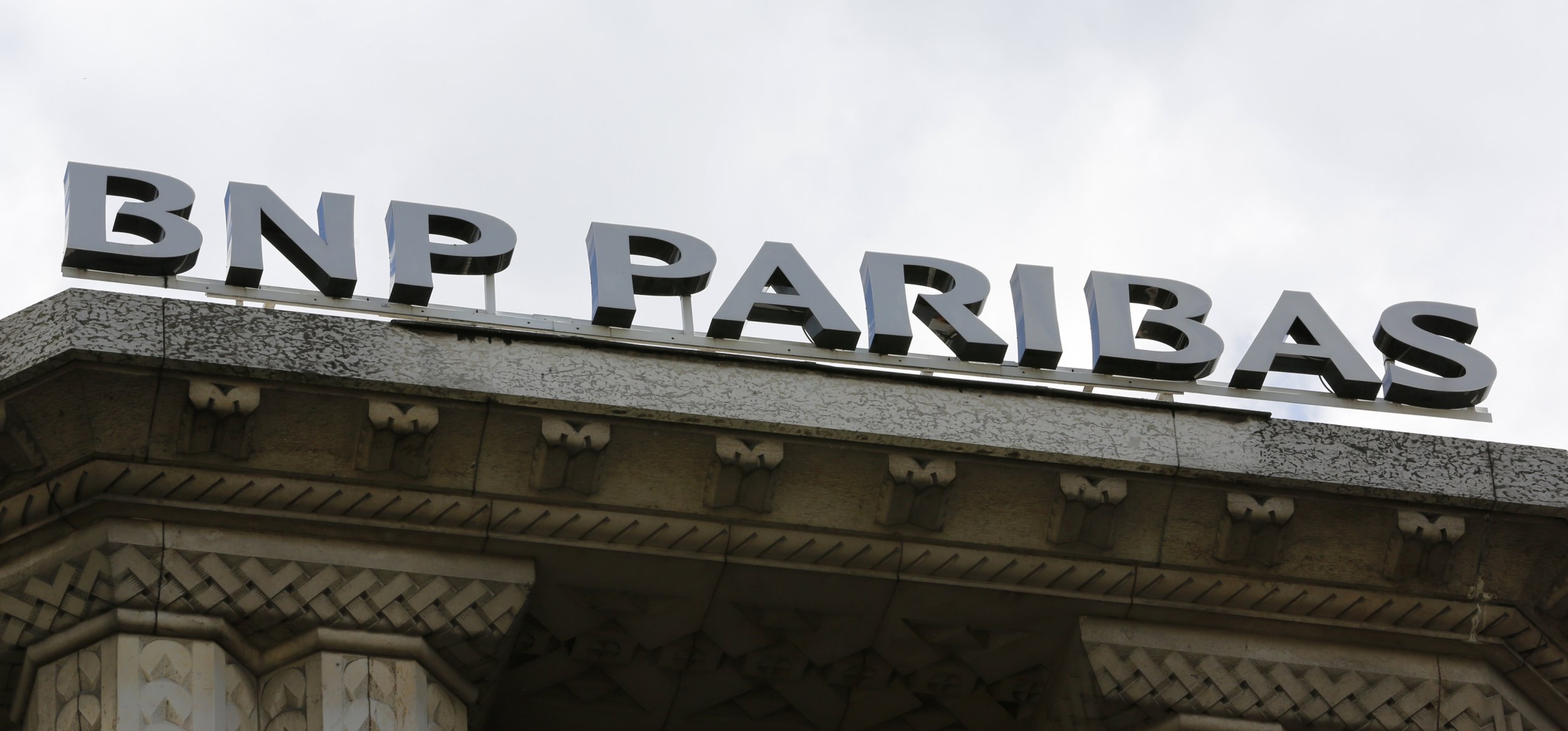 Sanctions banks. Лого французских банков. Банк Франции лого BNP. BNP Paribas building. BNP Paribas Stanmp.