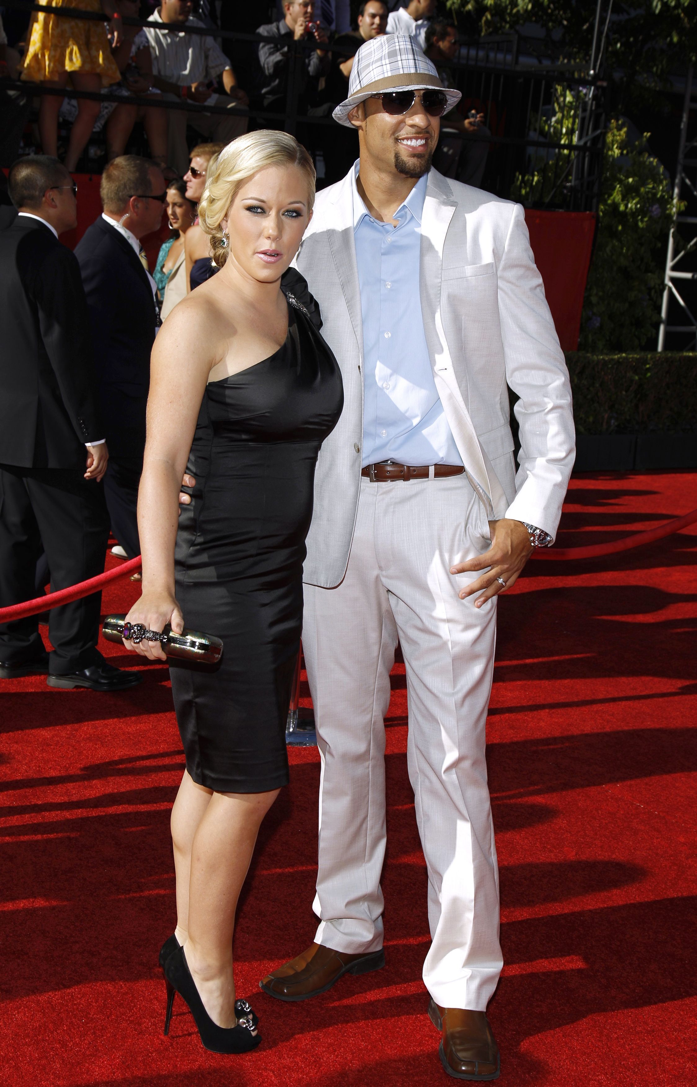 Kendra Wilkinson Hank Baskett Back Together Divorce Reportedly Called Off Amid Cheating