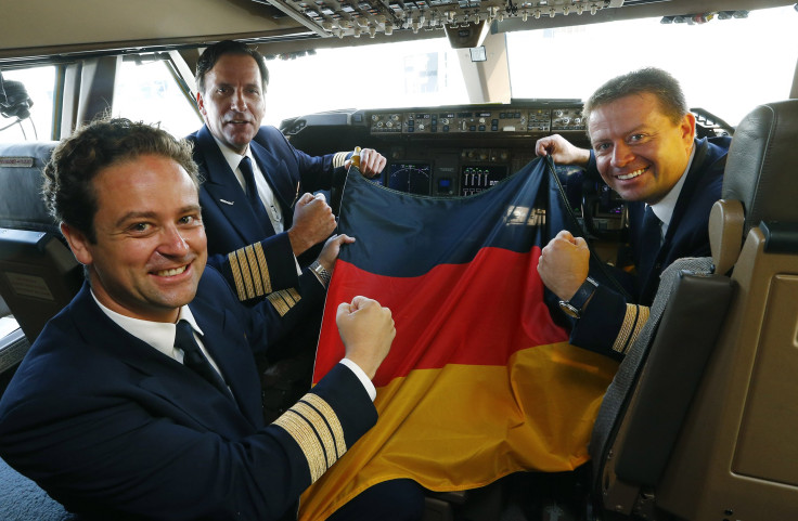 Lufthansa 747 Crew