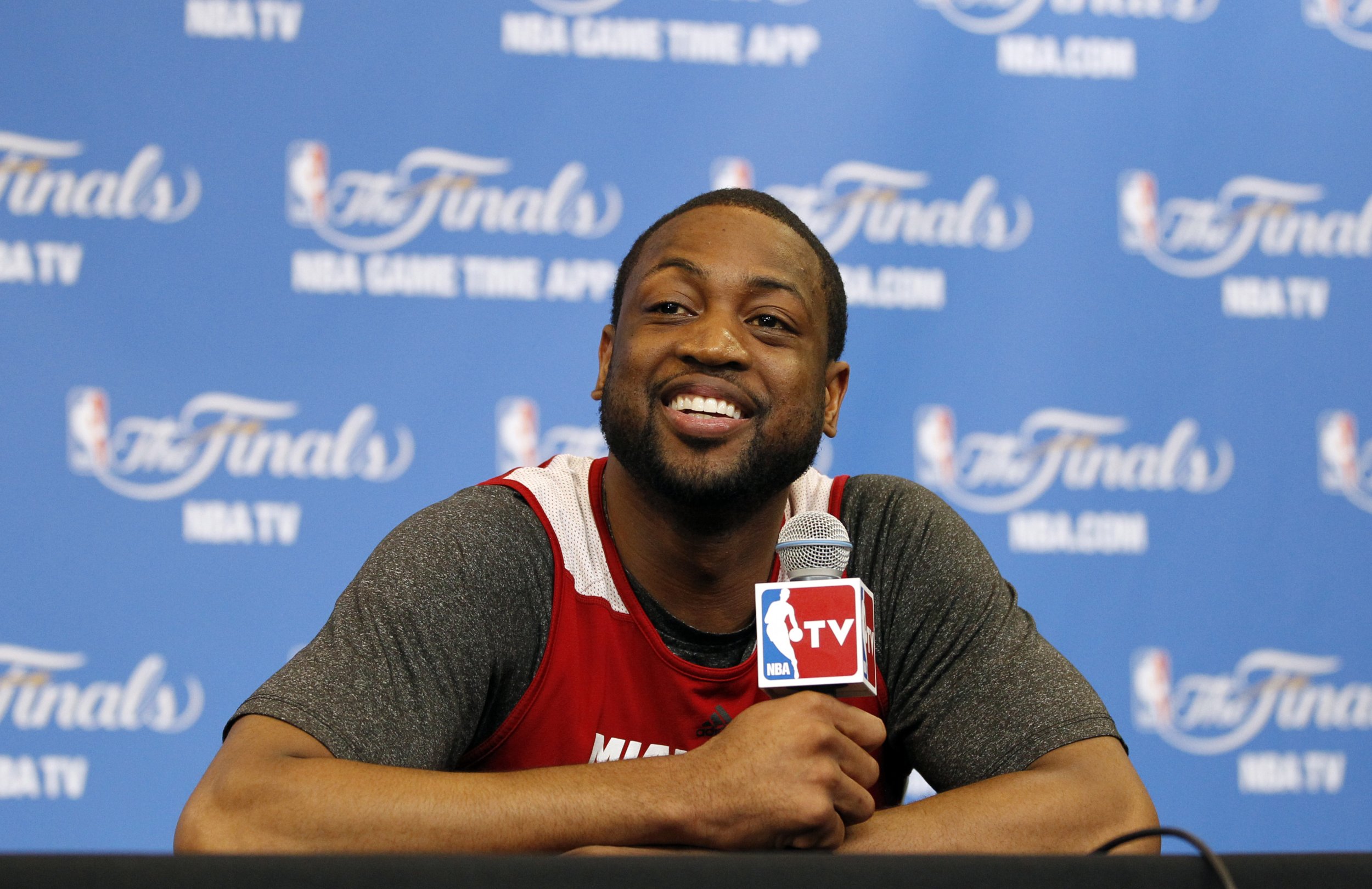 Dwyane Wade Re Signs With Heat Agrees To Two Year Contract Report