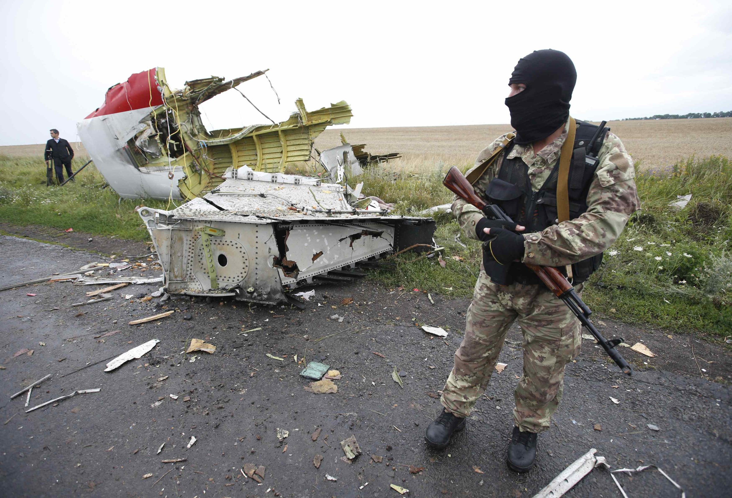 MH17 Crash Site Surrounded By Landmines While 82% Of Russians Blame ...