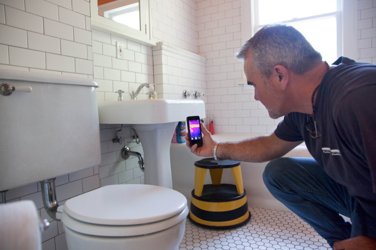 Flir_One_detects_energy_leaks