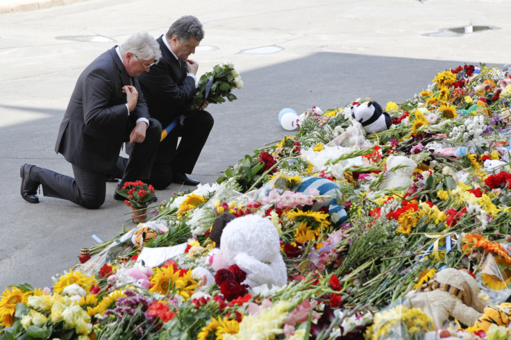 Poroshenko, Klompenhouwer mourn MH17 victims