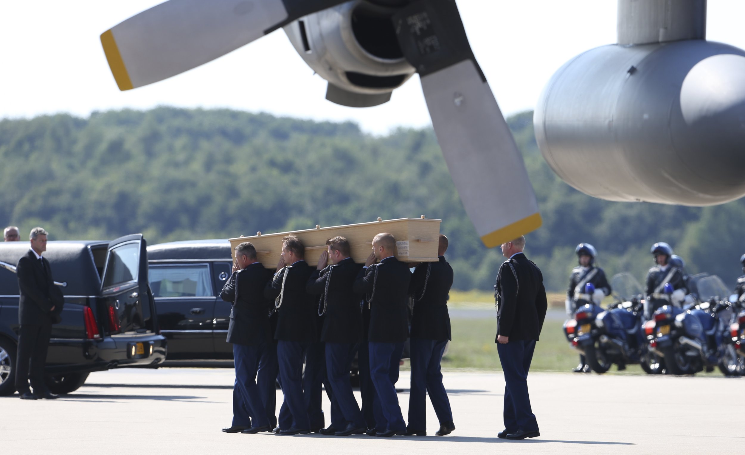 First MH17 Crash Victims Arrive In Netherlands For Honor Ceremony ...