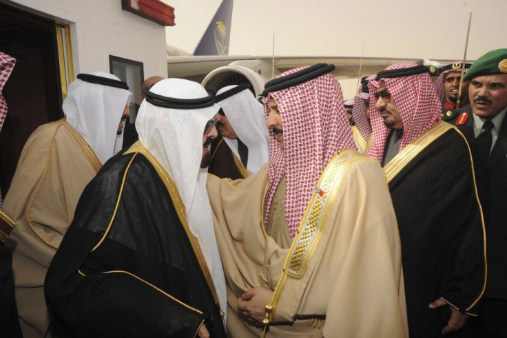 Saudi King Abdullah welcomes Bahraini King Hamad bin Isa al-Khalifa on his arrival at Riyadh Airport