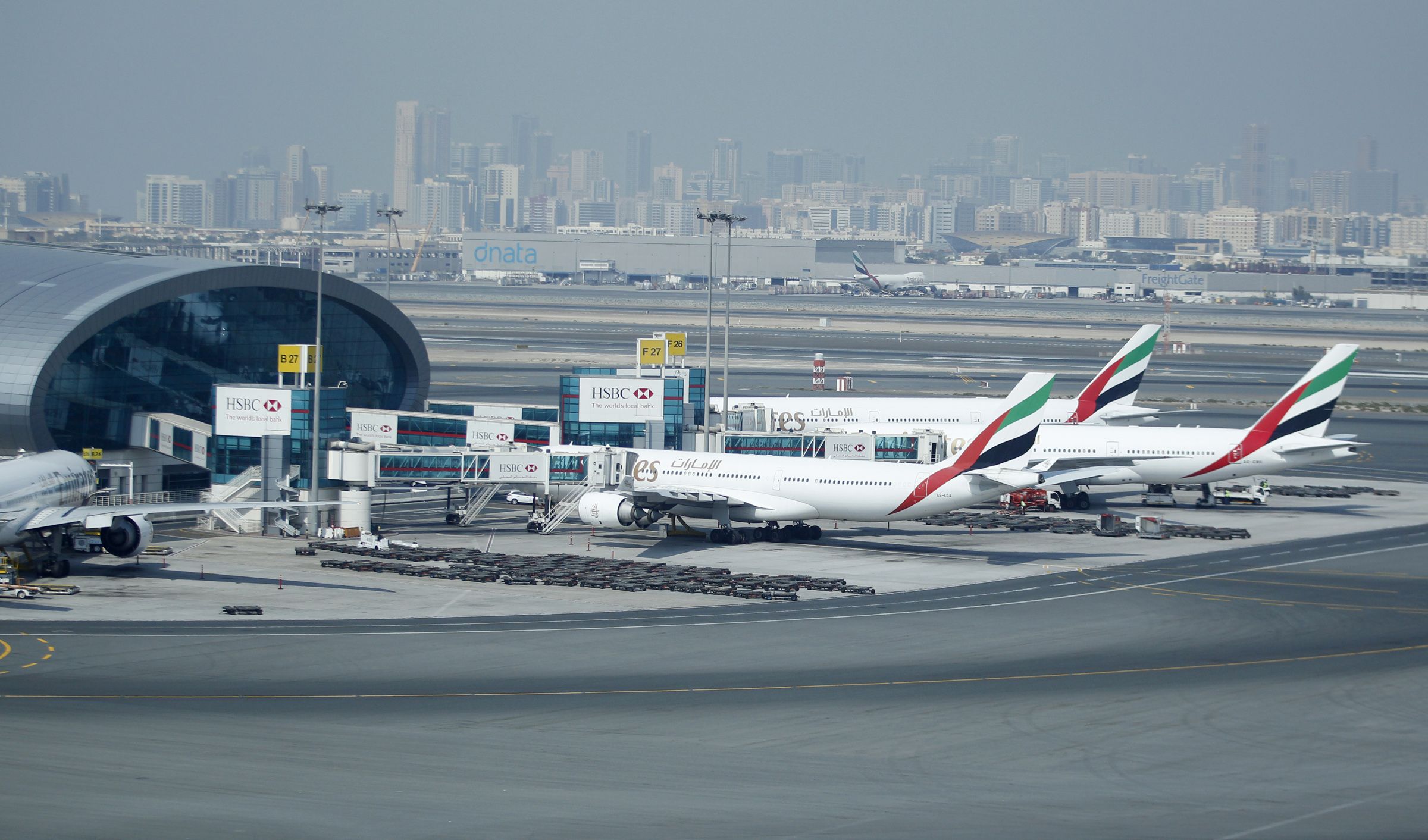 Аэропорт дубая закрыт. Аэропорт Дубай DXB. Терминал Эмирейтс в Дубае. Аэропорт Дубай терминал Эмирейтс. Дубай аэропорт зал flydubai.