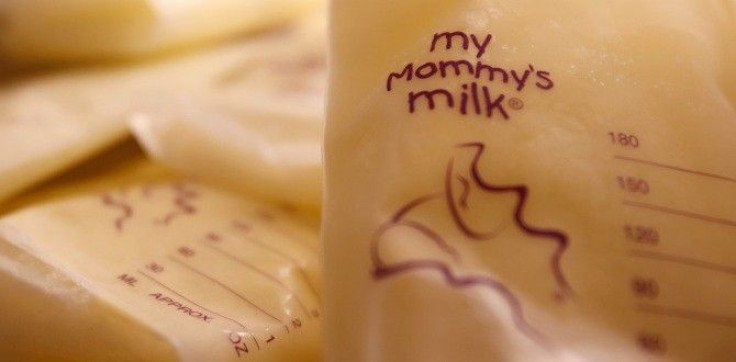  Human breast milk is seen in the refrigerator. 
