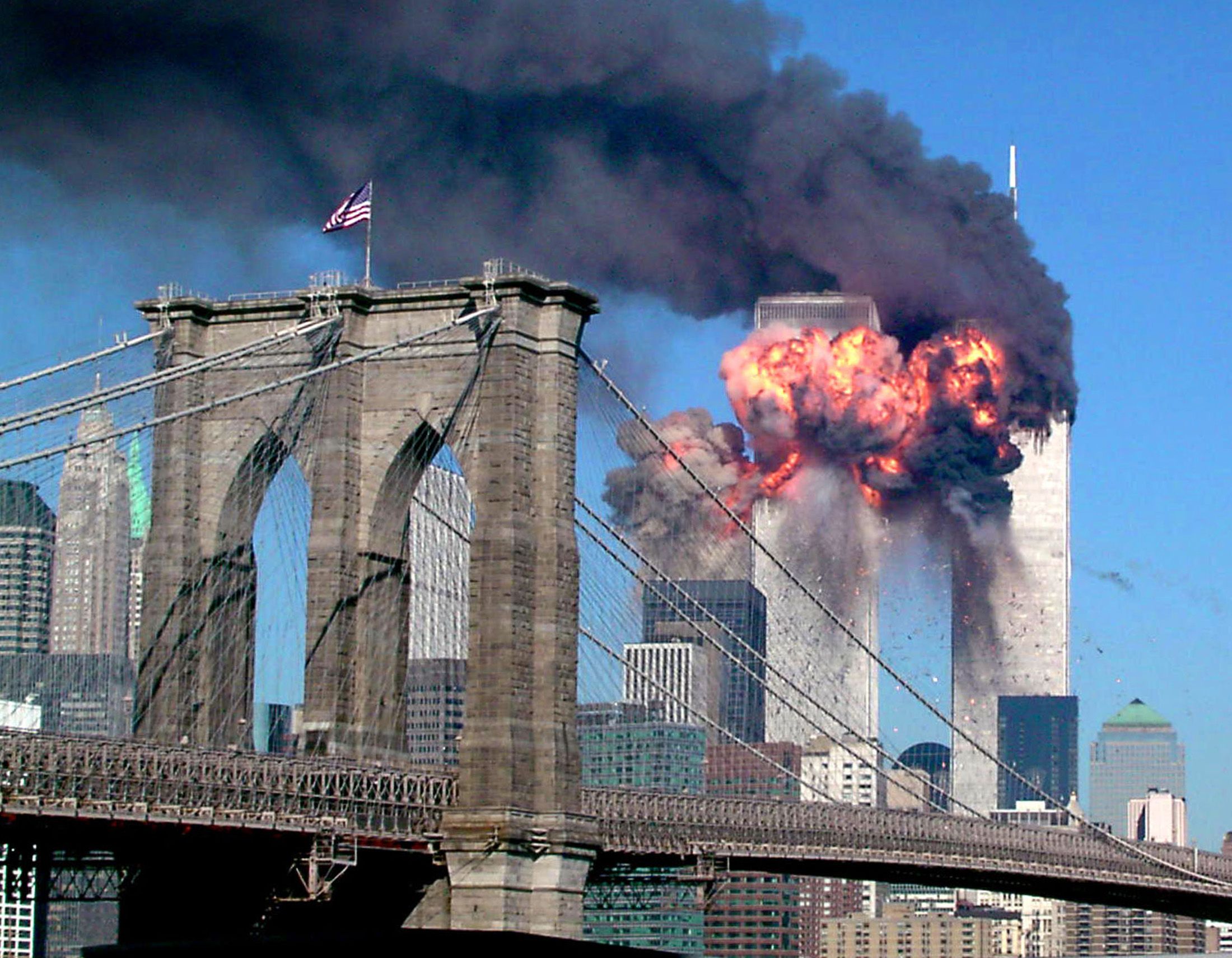 Нападение башен. Теракт 11 сентября 2001 года башни Близнецы. США 11.09.2001 Нью-Йорк, башни-Близнецы.