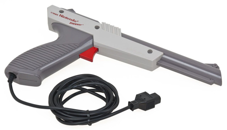 1280px-NES-zapper