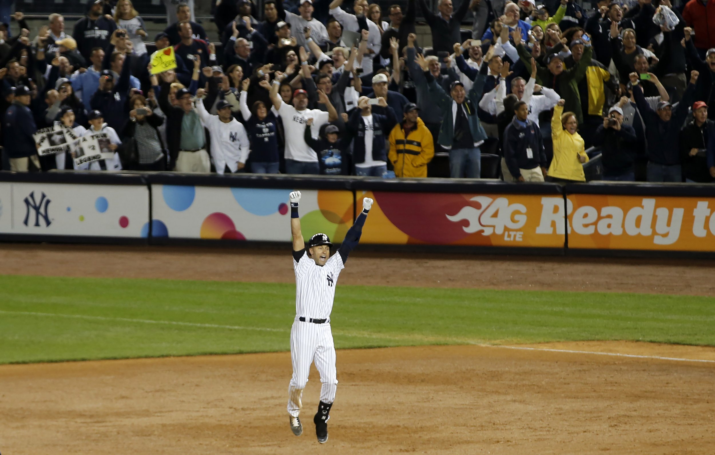 Fellow athletes show Derek Jeter #RE2PECT after walk-off hit