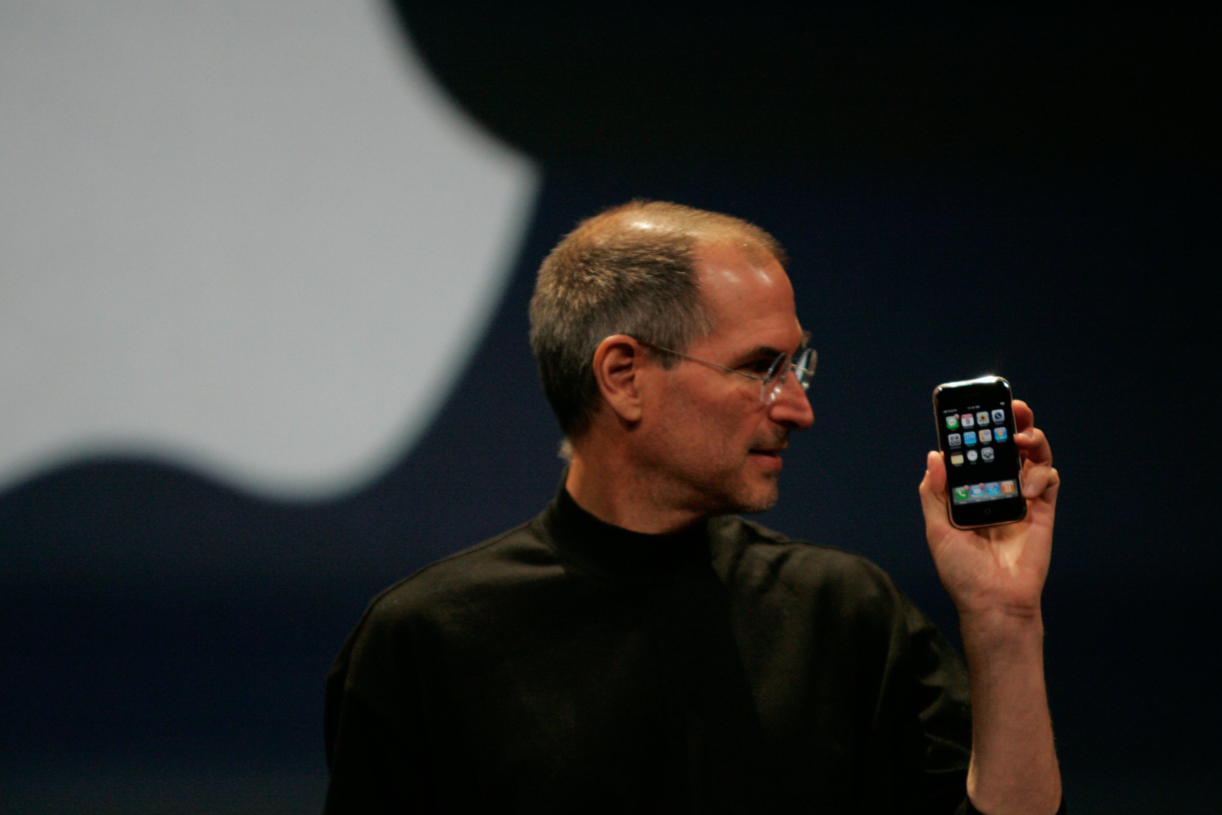 Кто основал компанию эпл. Стив Джобс iphone 1. Стив Джобс 2007. Стив Джобс с айфоном. Стив Джобс презентация первого айфона.