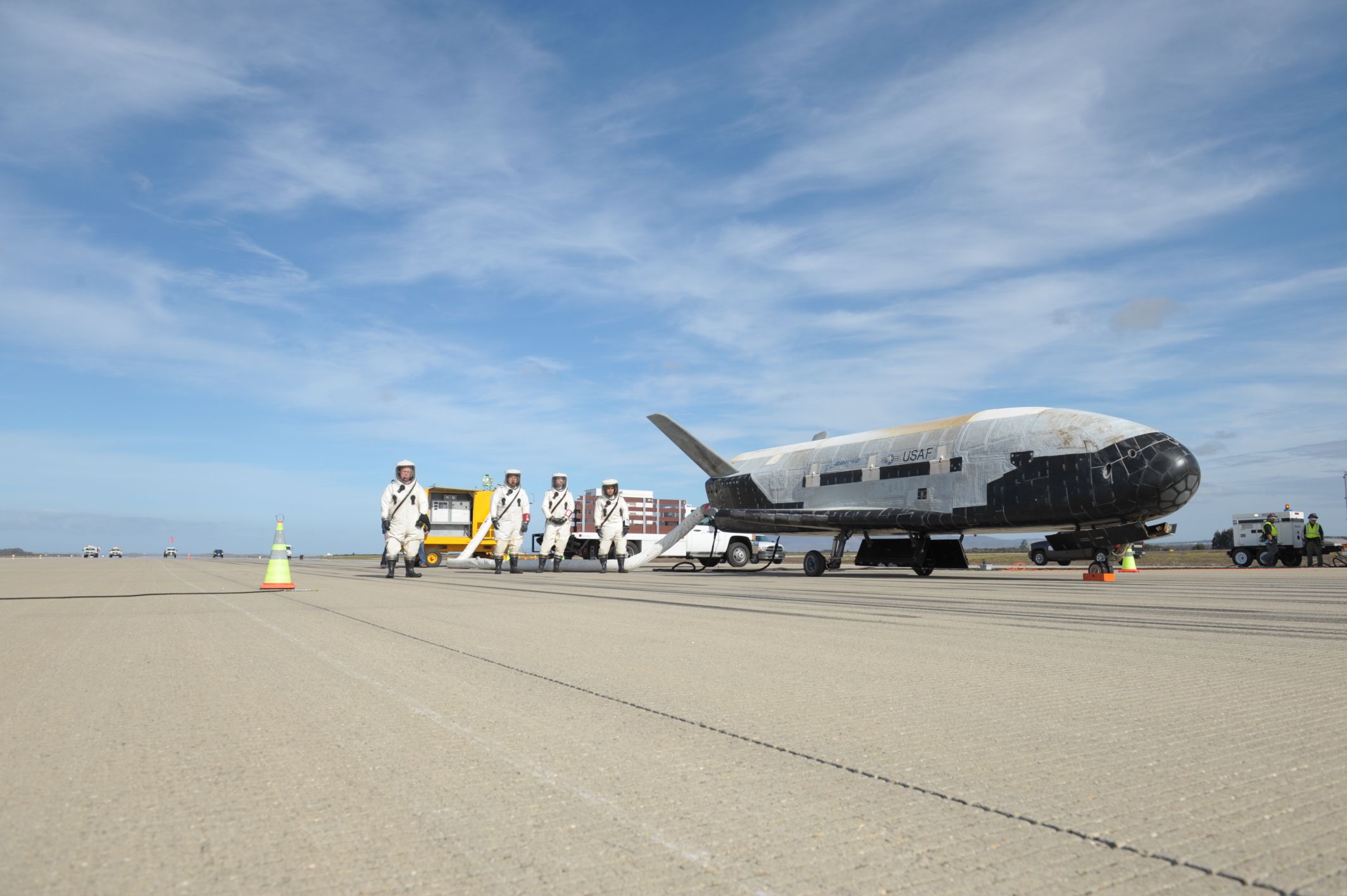Us Air Forces Unmanned X 37b Space Plane Returns To Earth After Secret On Orbit Experiments