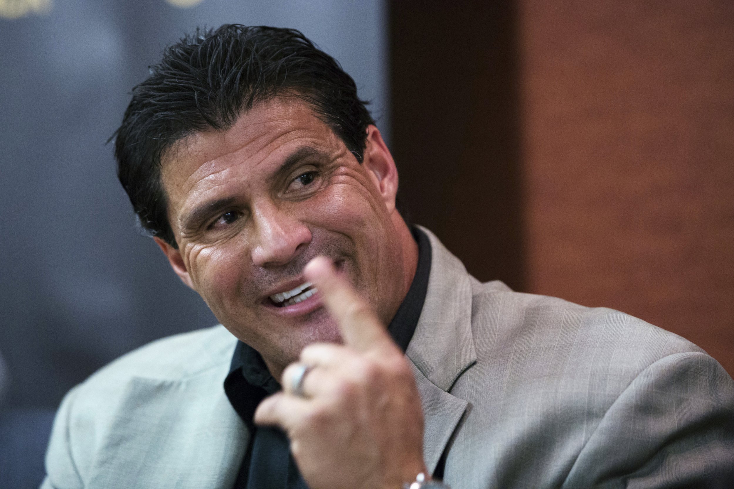Jose Canseco tweets photo of wounded hand