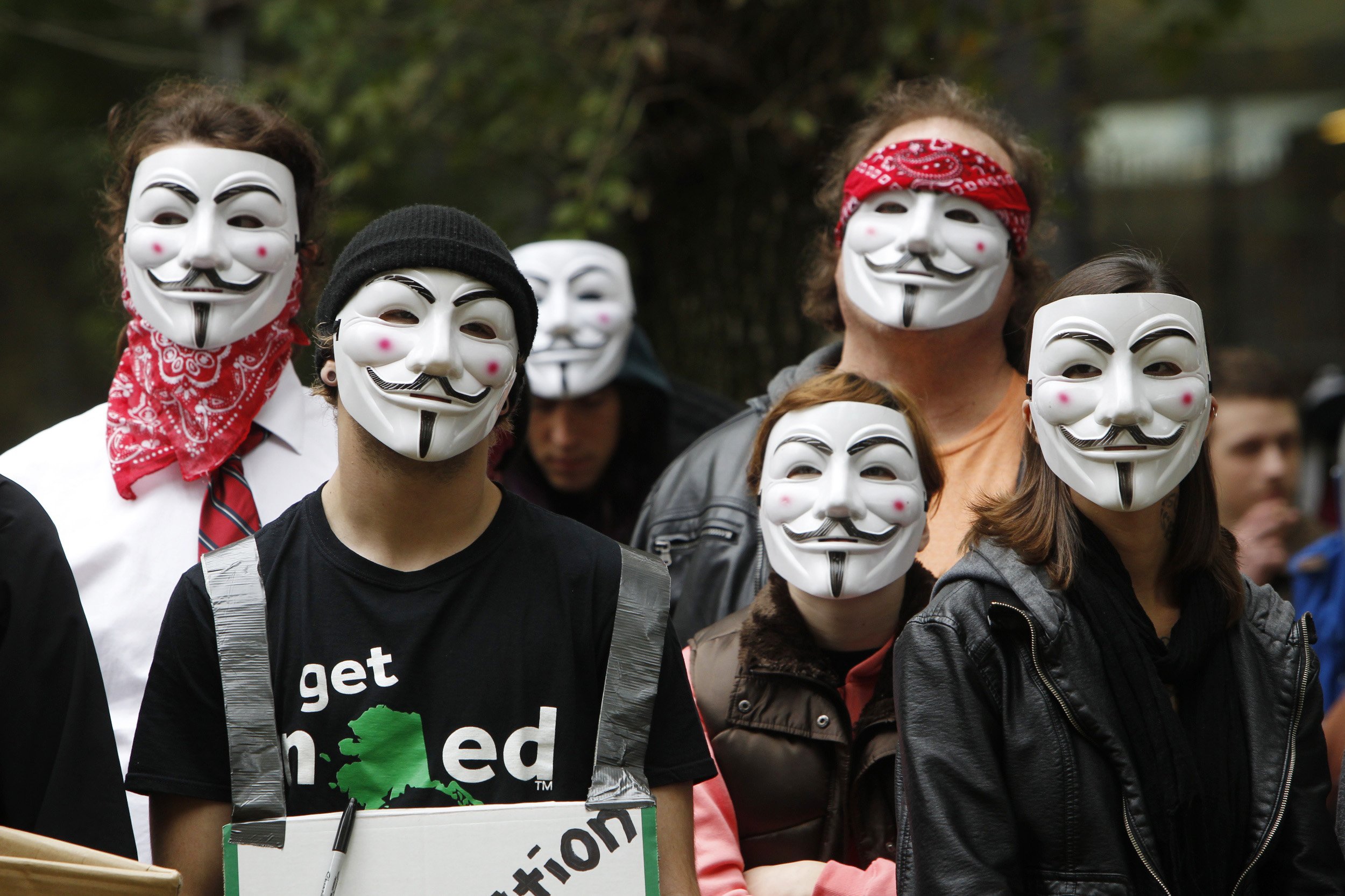 Люди едят в масках. Человек в маске. Популярные маски. Маска Анонимуса. Маска веселья.