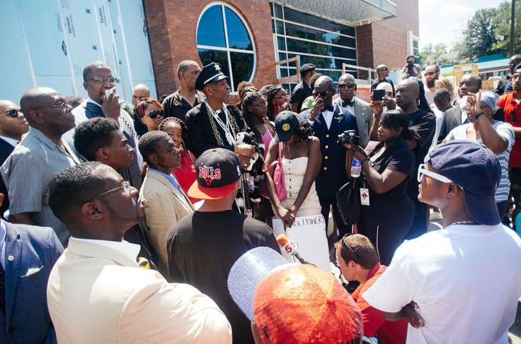 Protest_at_Ferguson_police_dept