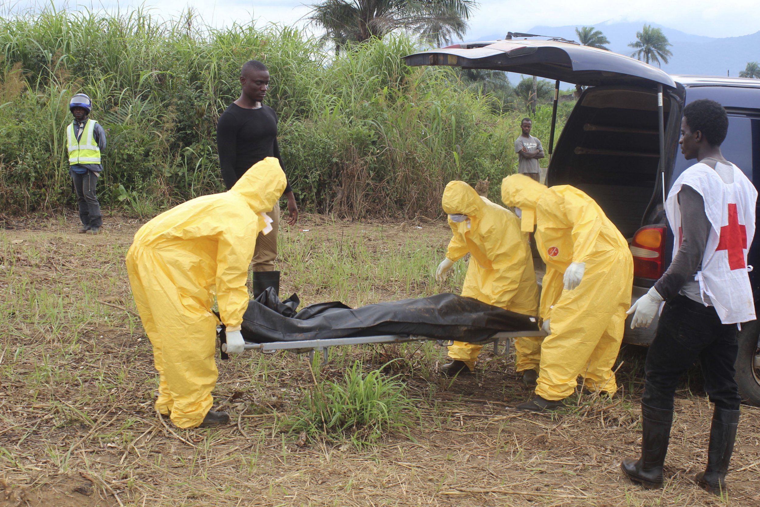 Ebola Workers In Sierra Leone Dump Corpses Outside Hospital In Protest