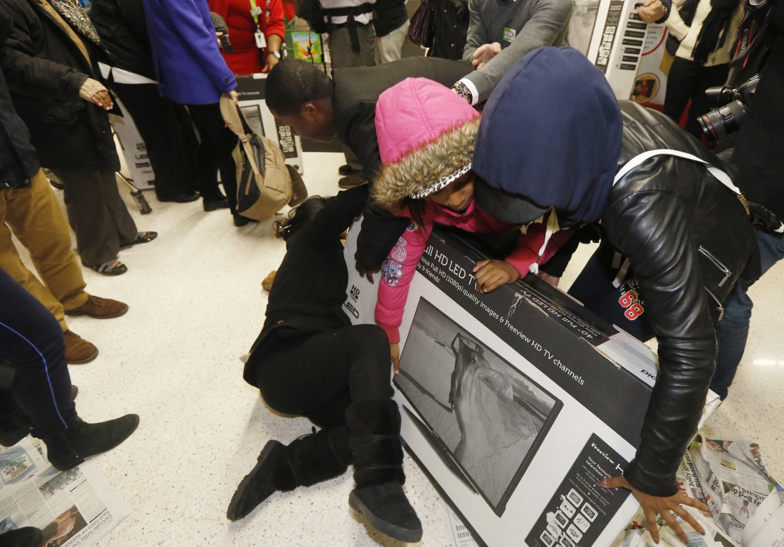Black Friday Fights 2014 Photos And Videos Of Customers Gone Wild In
