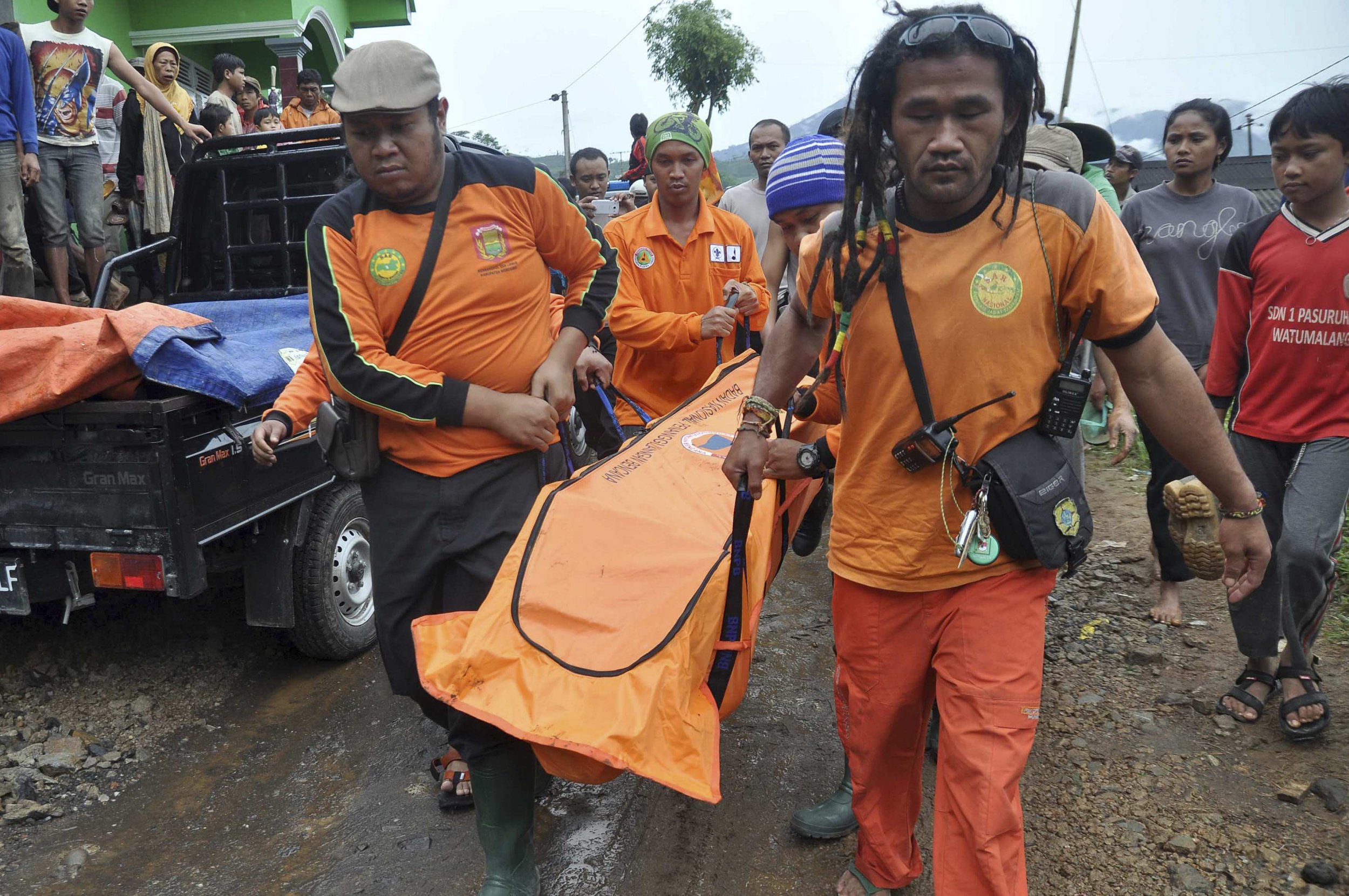 Indonesia Landslide Kills At Least 8 Officials Search For 100 Missing People