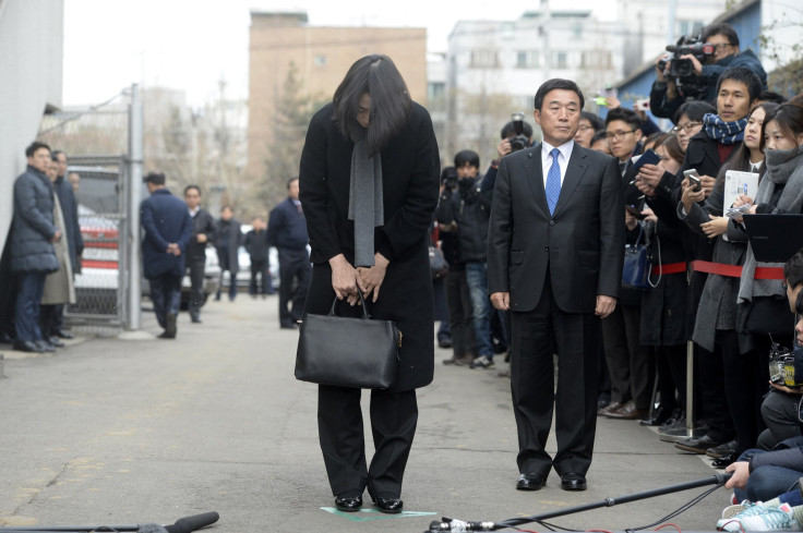 Korean Air Nut rage purser forced kneel
