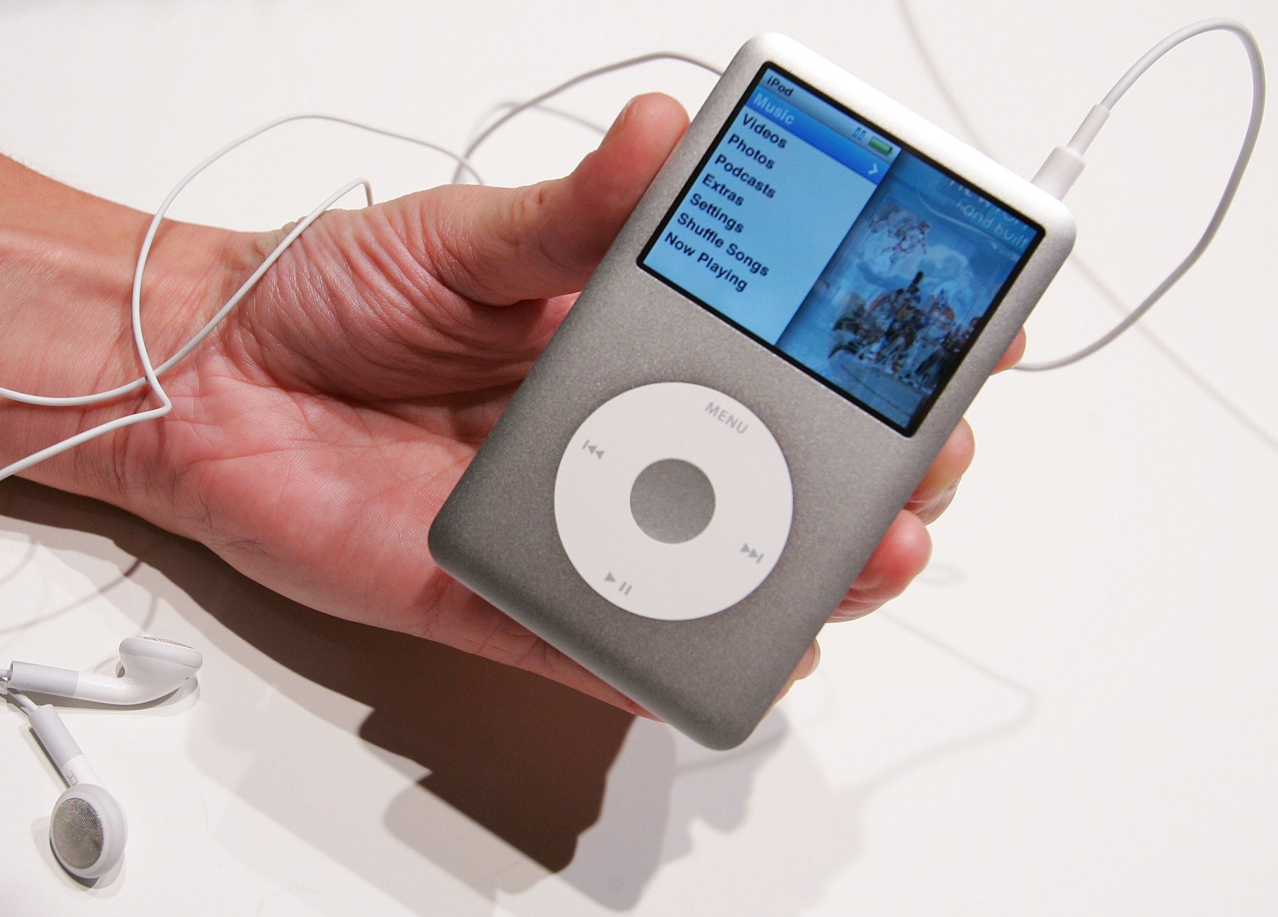Your iPod Classic Can Still Compete With the iPhone Music App