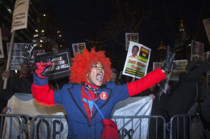 protester opposes pro-NYPD rally