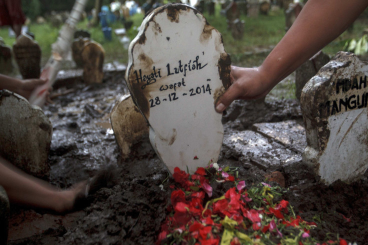 AirAsiaCrashVictim_GraveMarker