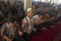 AirAsia_Pax_Relatives_Praying