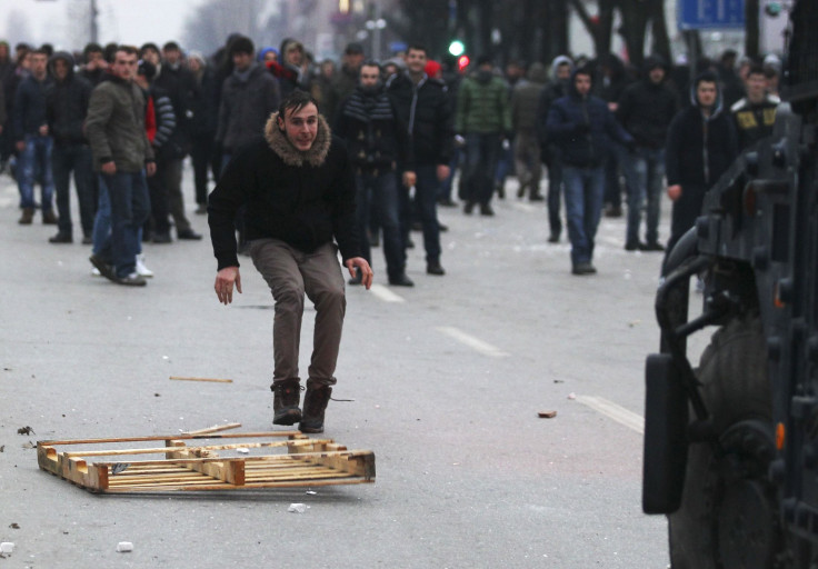 2015-01-27T190442Z_1279652436_GM1EB1S08ES01_RTRMADP_3_KOSOVO-PROTESTS