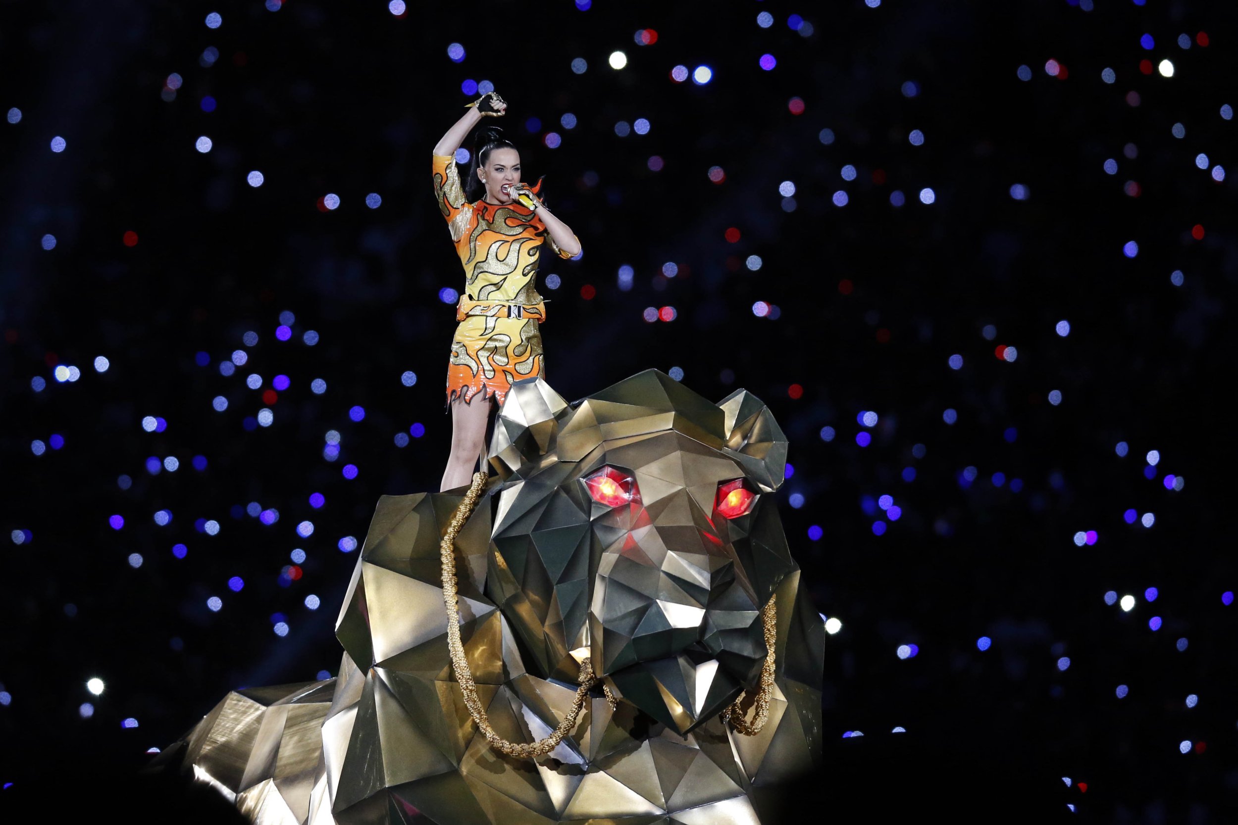 Супер 2015. Katy Perry super Bowl. Кэти Перри цирк. Katy Perry Robot.