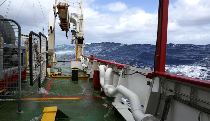 Fugro_Discovery_at_sea