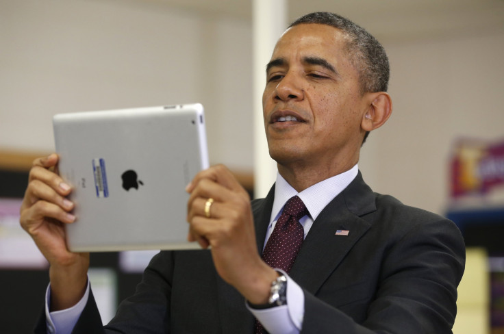 Obama holds Apple iPad