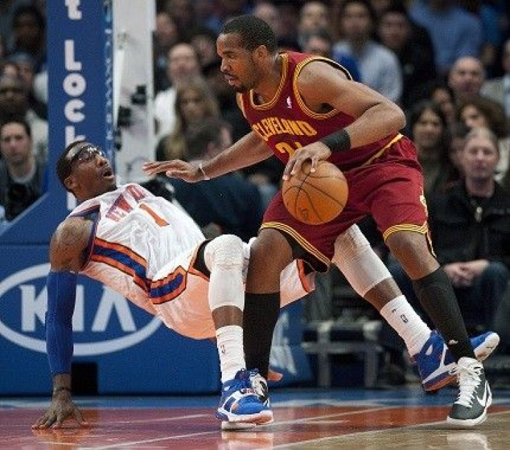 Stoudemire and Hickson tangle at the Garden