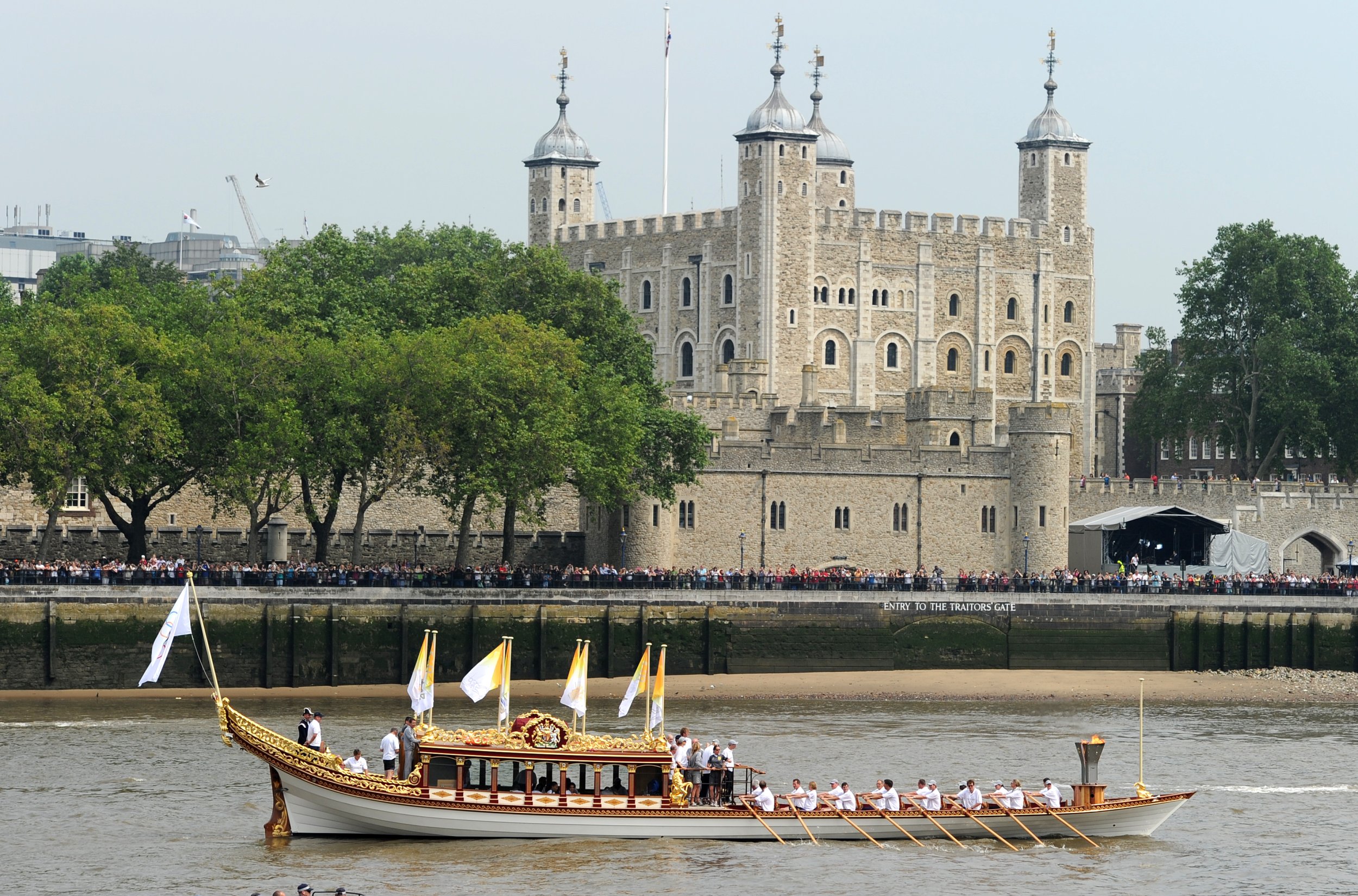 Tower википедия. Тауэр с рекой. Tower of London вертикальная. 5. The Tower of London. Лондонский Тауэр в старости.