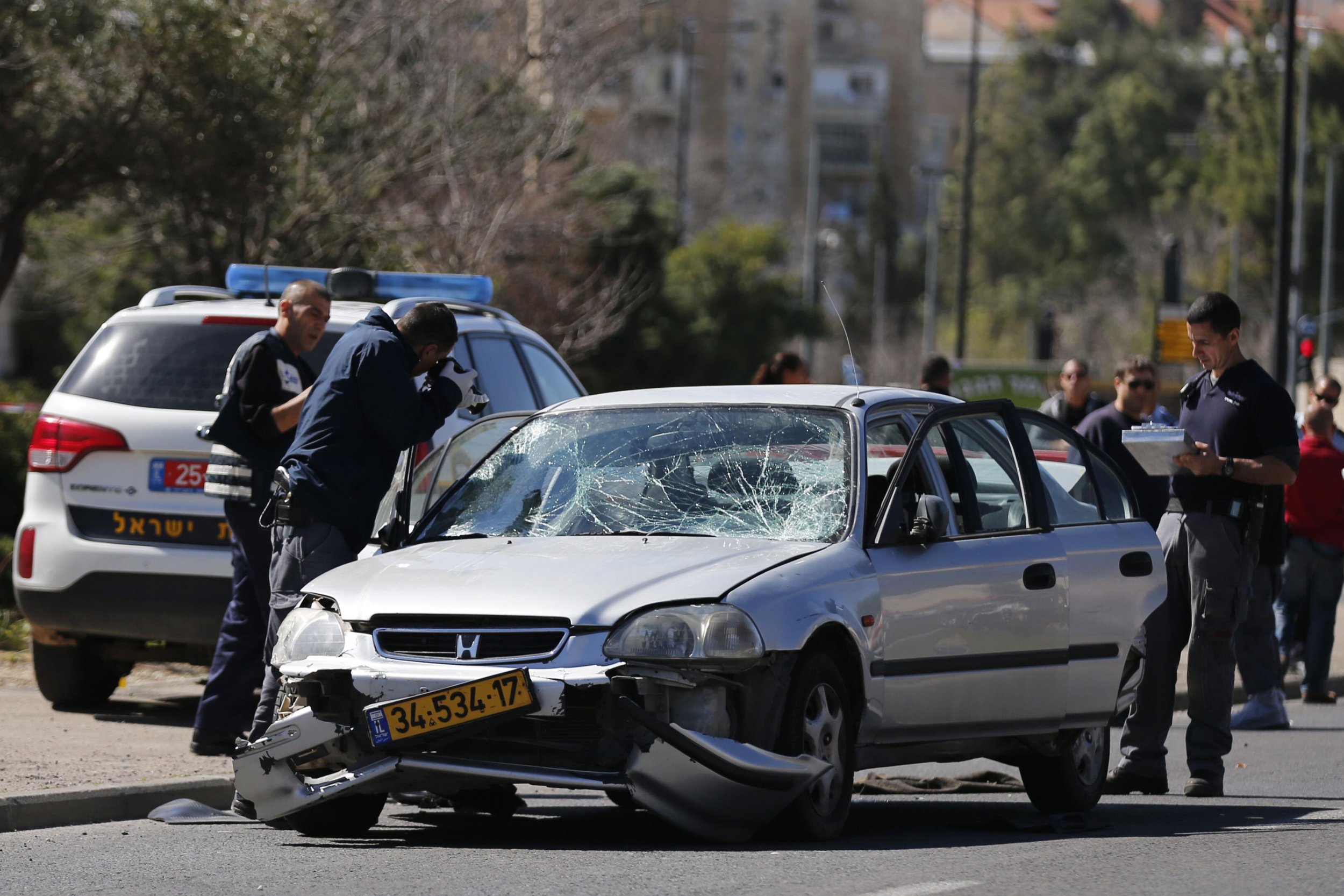 Car israel. Водитель машину в Израиле. Car Hits Palestinian in Jerusalem after Stone-Throwers Attack Israeli motorist's vehicle.